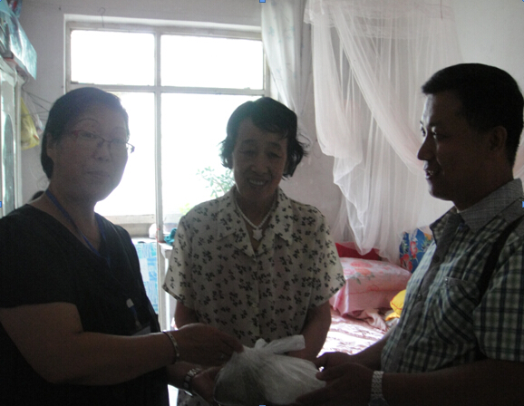 无码破解
党员进社区——关爱孤寡老人