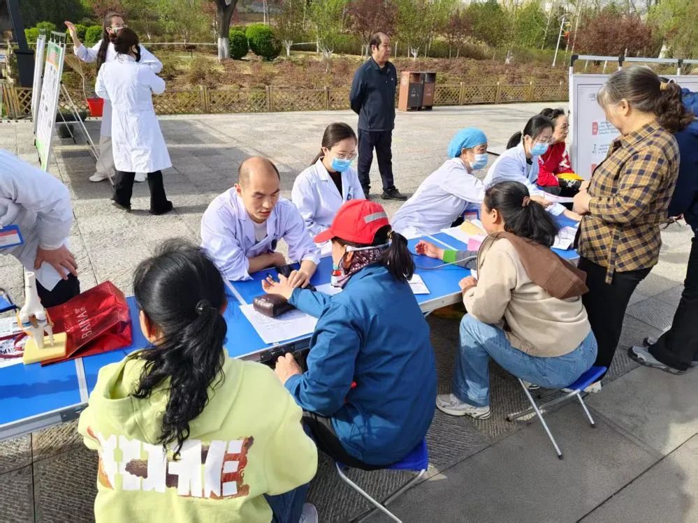 无码破解
开展爱国卫生月义诊活动