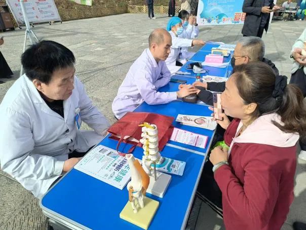 无码破解
开展爱国卫生月义诊活动