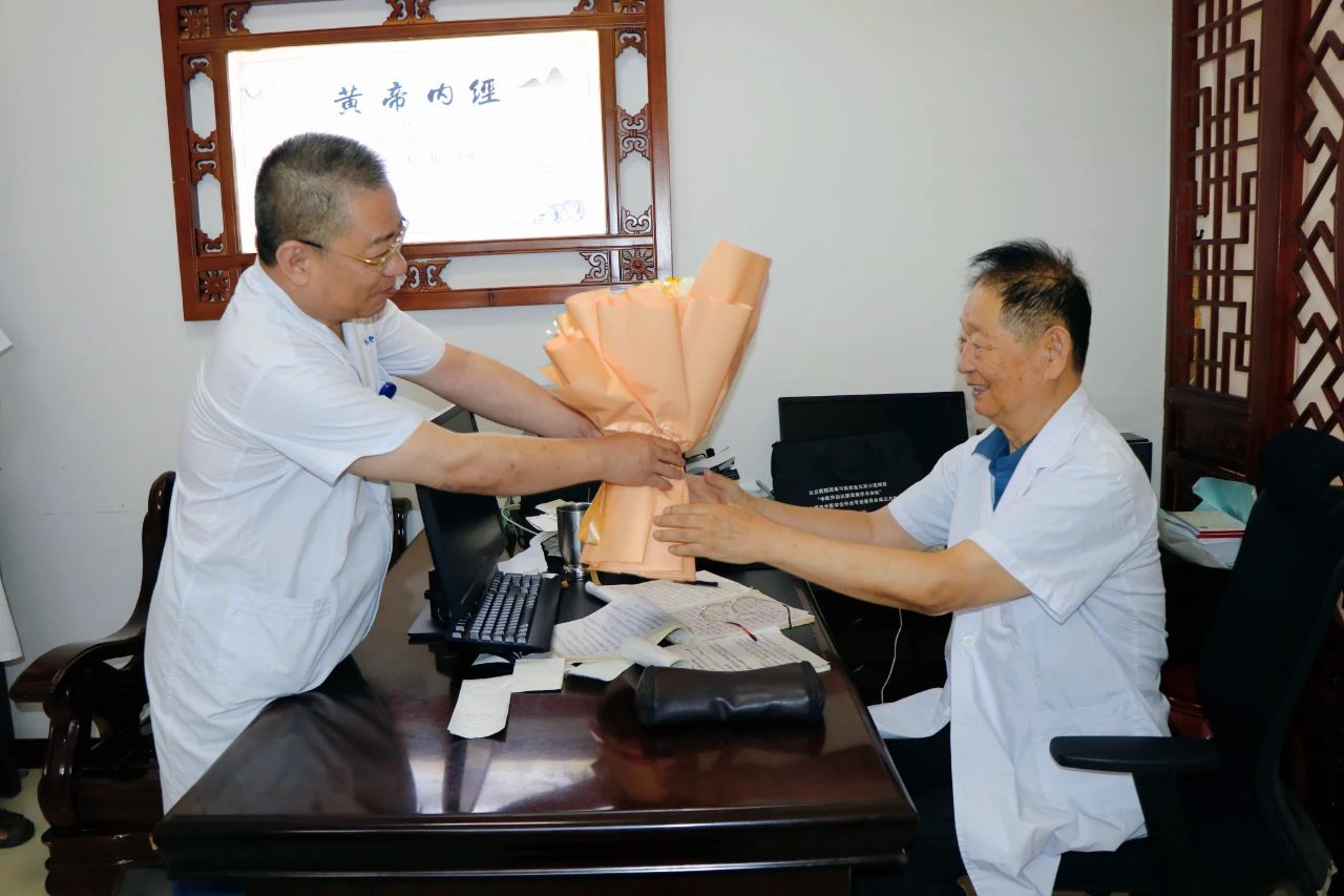 无码破解
开展医师节慰问活动