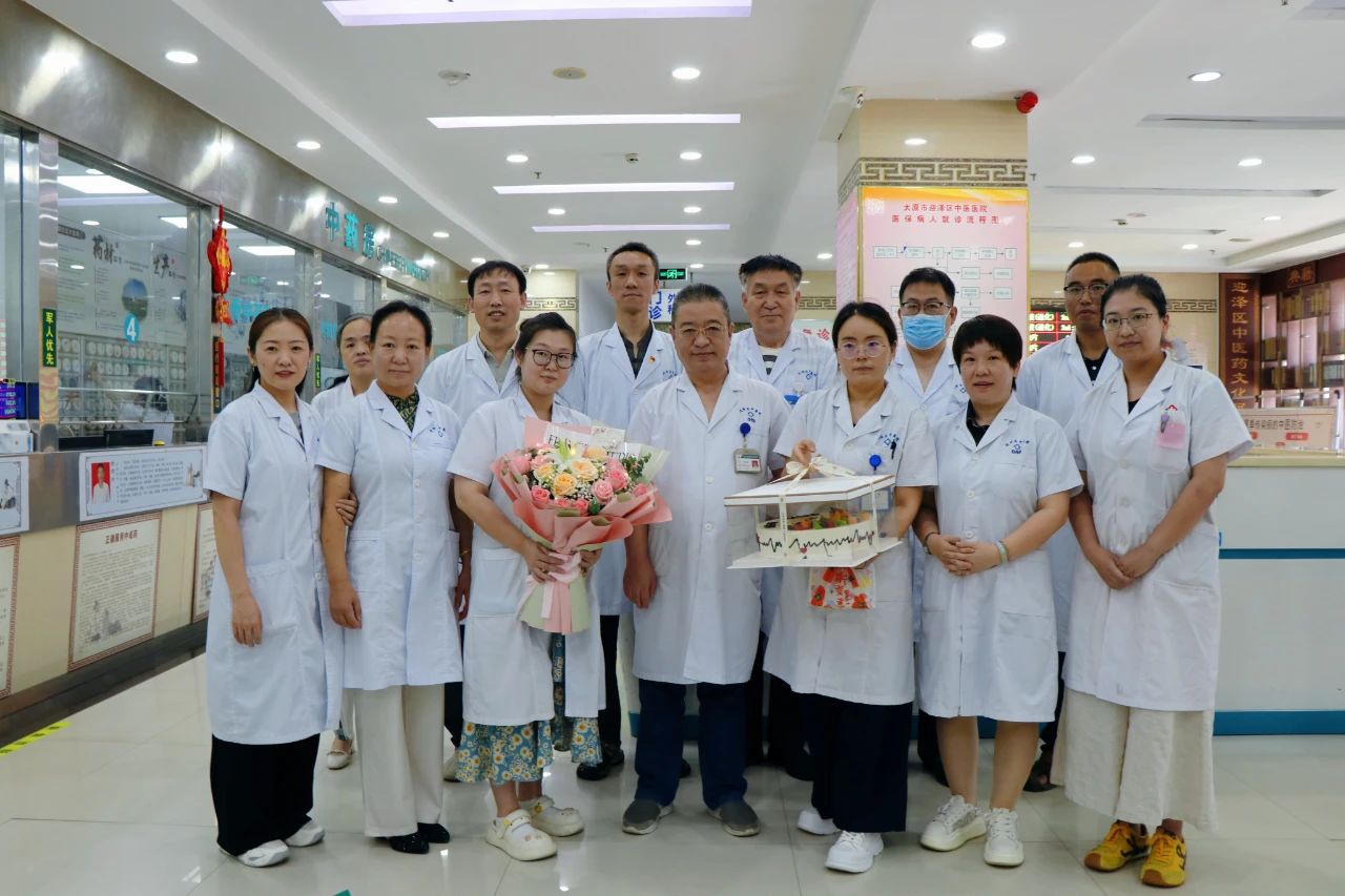 无码破解
开展医师节慰问活动