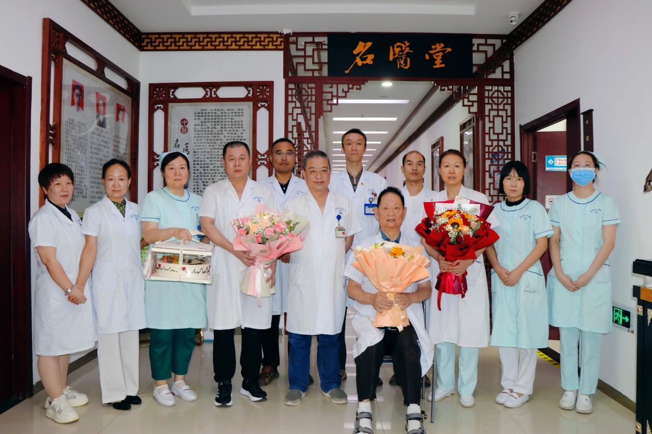 无码破解
开展医师节慰问活动