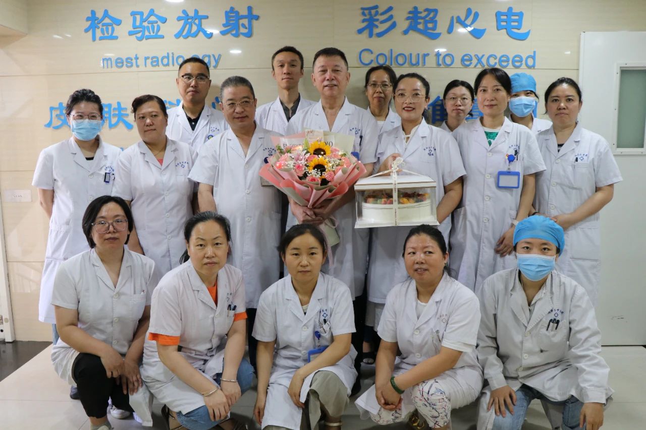 无码破解
开展医师节慰问活动