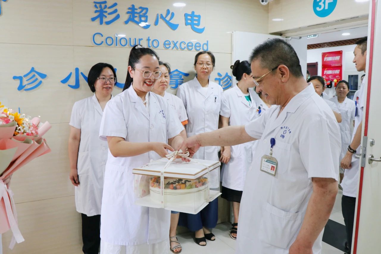 无码破解
开展医师节慰问活动