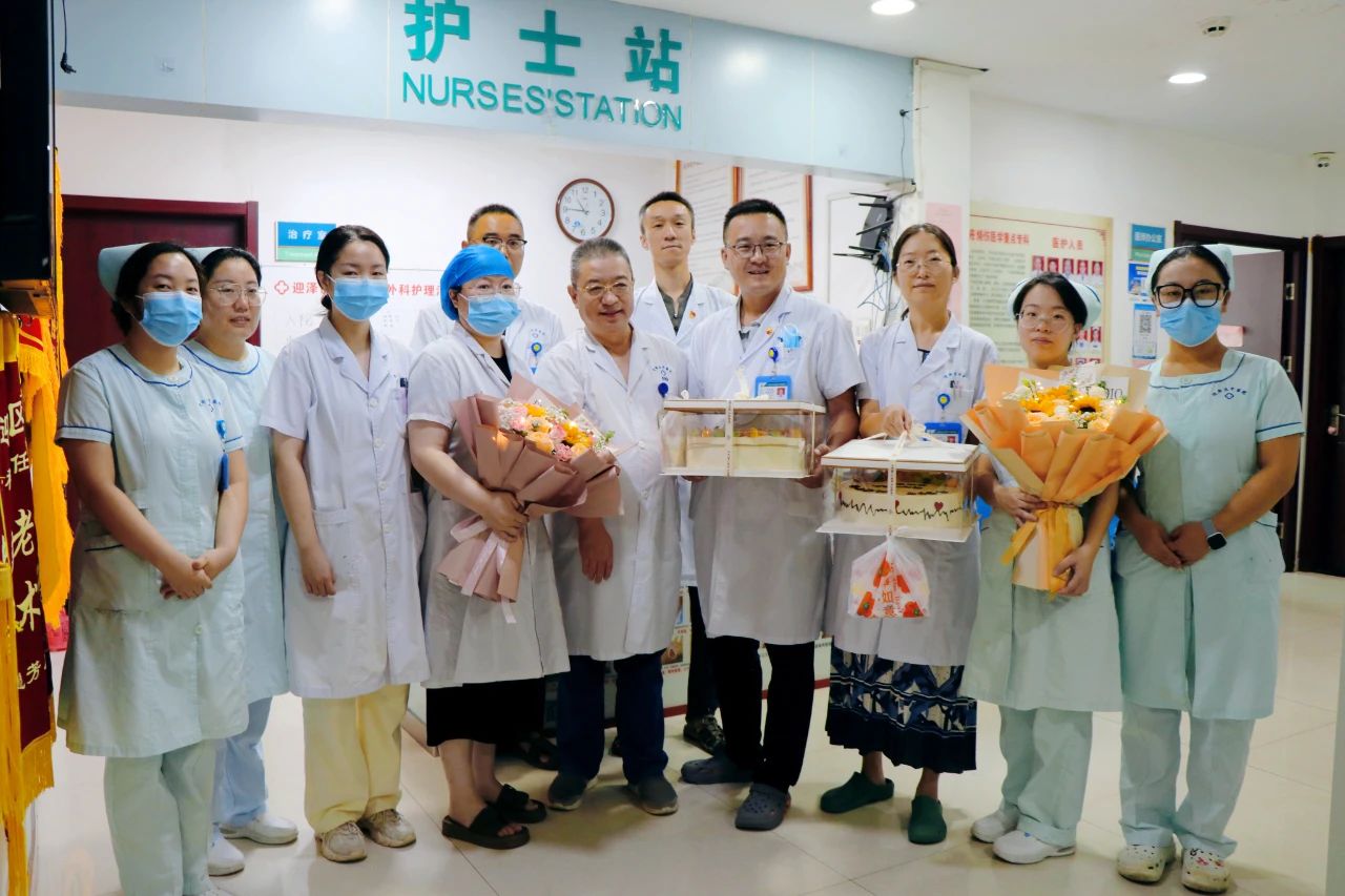 无码破解
开展医师节慰问活动