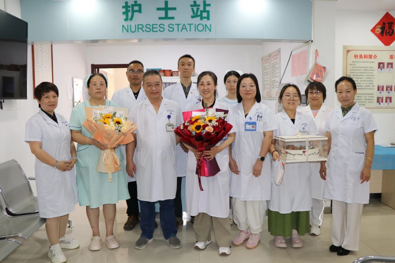 无码破解
开展医师节慰问活动