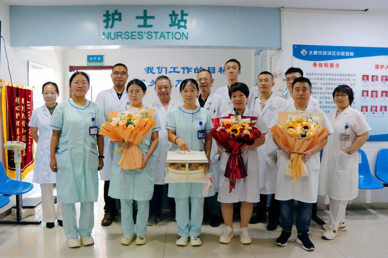 无码破解
开展医师节慰问活动