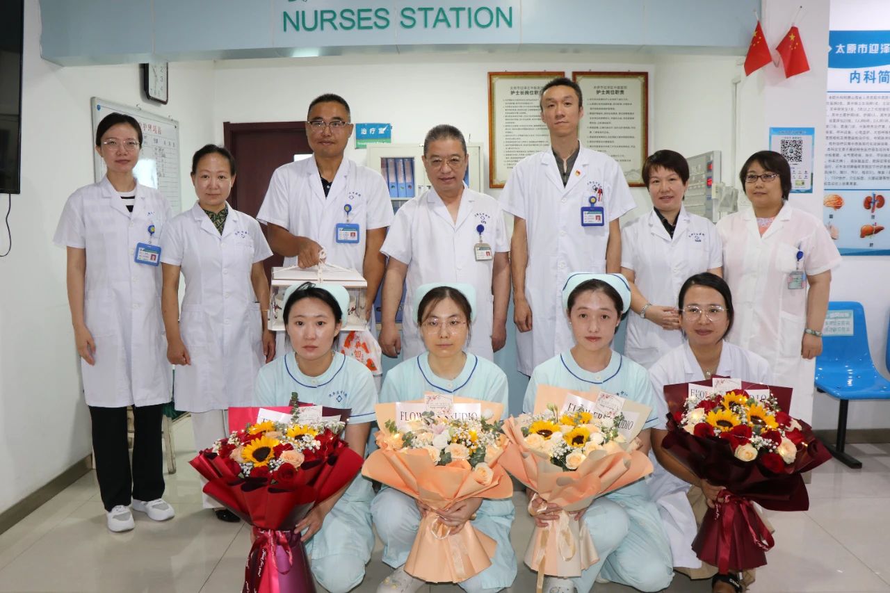 无码破解
开展医师节慰问活动