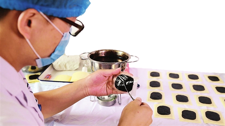 无码破解
褥疮烧伤科赵文斌正在制作膏药