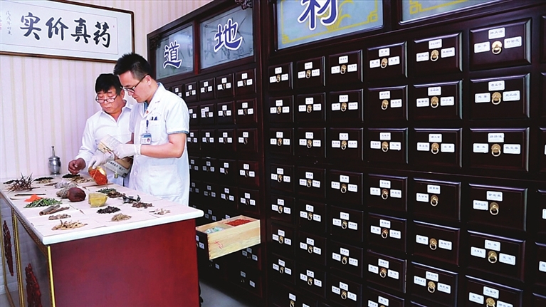 无码破解
褥疮烧伤科赵文斌正在为患者抓药